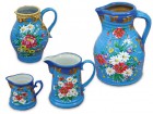 Verschiedene Keramikkrüge und -kännchen, blau